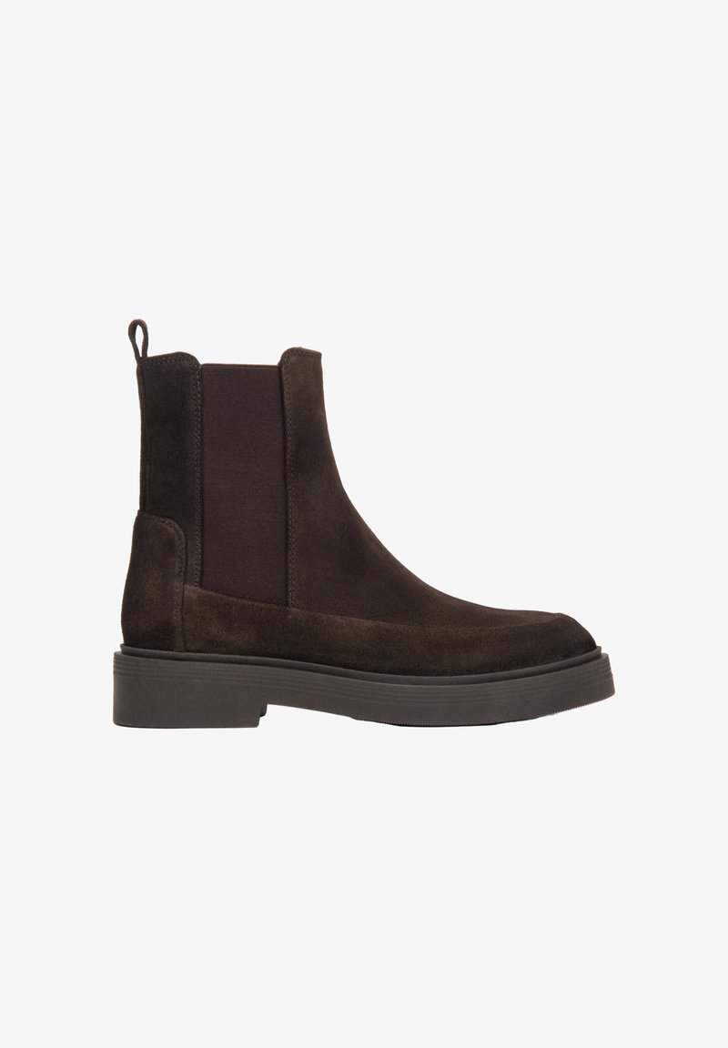 Bruine suède Chelsea boots met elastische zijpanelen en een trekband, voorzien van een chunky rubberen zool en een gladde textuur.
