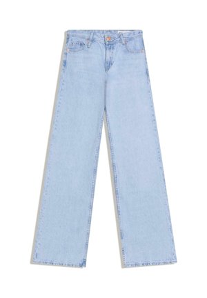 Lichtblauwe denim jeans met hoge taille en brede pijpen, met knopen aan de voorkant en zakken, plat gelegd op een witte achtergrond.