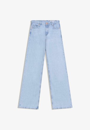 Lichtblauwe denim jeans met hoge taille en brede pijpen, met knopen aan de voorkant en zakken, plat gelegd op een witte achtergrond.