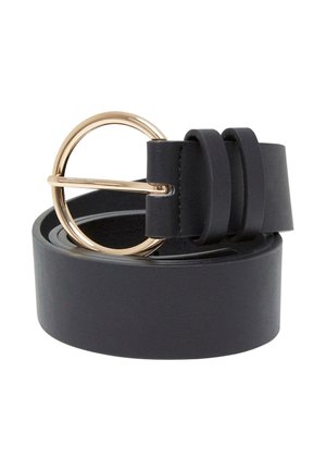 Cinturón de cuero negro con una superficie ancha y lisa y una hebilla circular dorada. Presenta un diseño de correa plegada para un detalle adicional.