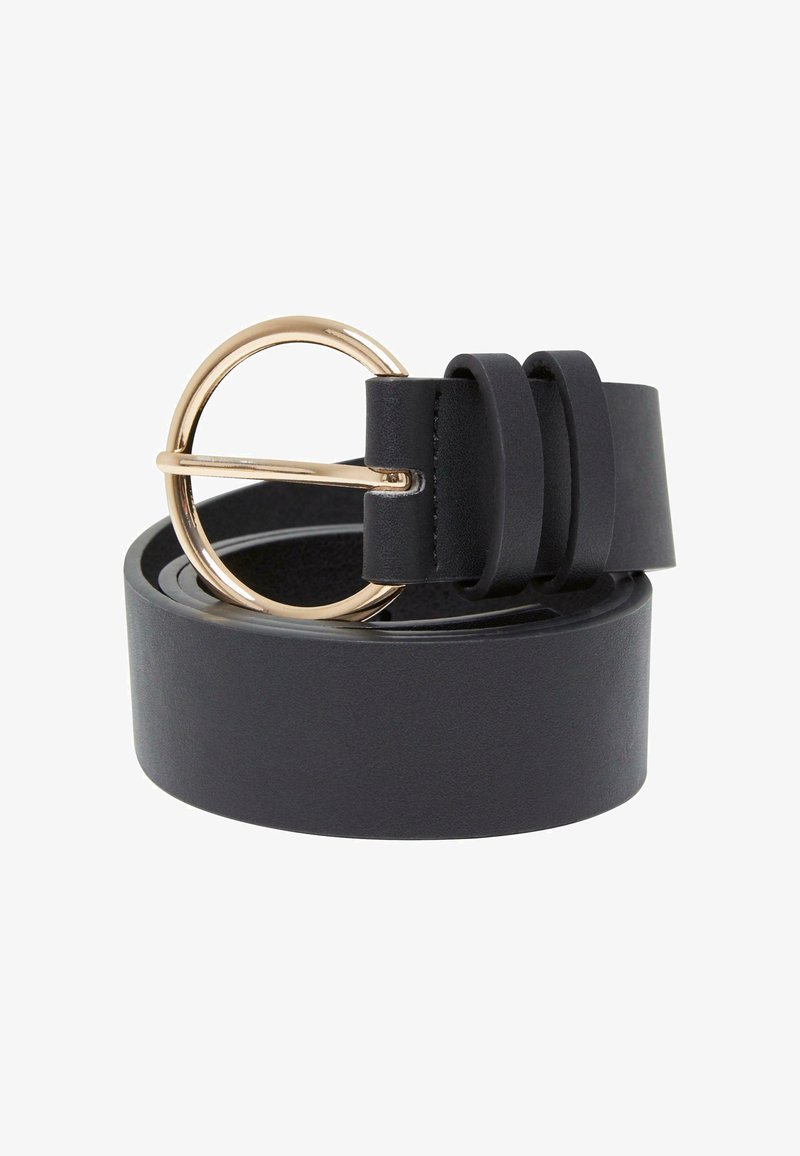 Cinturón de cuero negro con una superficie ancha y lisa y una hebilla circular dorada. Presenta un diseño de correa plegada para un detalle adicional.