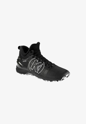 Schwarzer hoher Sportschuh mit strukturiertem Obermaterial, großem weißem "K"-Logo an der Seite, gemusterter Sohle und Schnürverschluss.