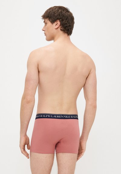 Męskie bokserki z miękkiego, różowego materiału w kolorze różanym z granatową elastyczną gumką w pasie z nadrukowanym białym logo "POLO RALPH LAUREN".