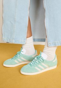 GAZELLE - Sneakers basse - hazy green/off white/footwear white