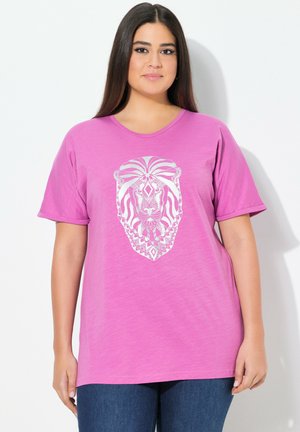 Roze T-shirt met een ronde hals en korte mouwen, met een witte leeuw grafisch ontwerp op de voorkant. Soepele, lichtgewicht stof.