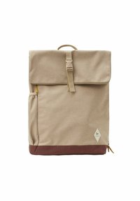 Tan polyester rygsæk med klaplukning, justerbar rem, sidelomme og brun bunddetalje. Har et logo på forsiden.