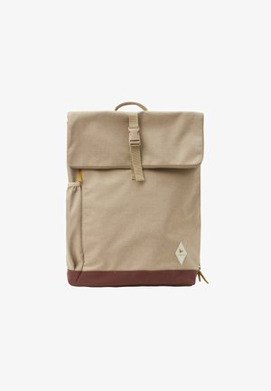 Sac à dos en polyester beige avec une fermeture à rabat, une bandoulière réglable, une poche latérale et un accent marron au bas. Présente un logo à l'avant.