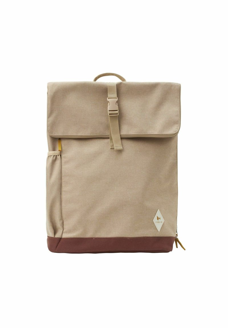 Tan polyester rygsæk med klaplukning, justerbar rem, sidelomme og brun bunddetalje. Har et logo på forsiden.