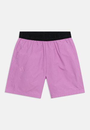 Pantalones cortos deportivos color lila con cinturilla elástica negra y bolsillos laterales, extendidos sobre un fondo blanco.