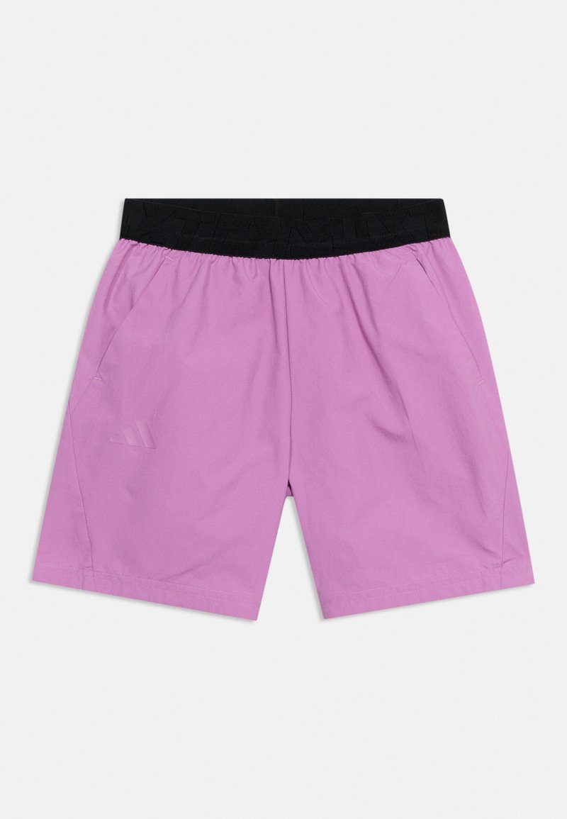 Λιλά αθλητικό σορτς με μαύρη ελαστική μέση και πλαϊνές τσέπες, τοποθετημένο επίπεδα σε λευκό φόντο.