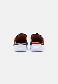Sneaker nere in mesh con dettagli arancioni, suole in gomma Bianca e rivestimento in tessuto; dotate di linguette posteriori per una facile indossatura.