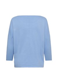 Haut tricoté bleu clair à manches longues avec large encolure bateau et manches côtelées texturées, présenté de dos sur fond blanc.
