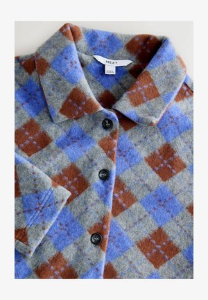 Giacca camicia in plaid di lana nei toni grigi, blu e marroni. Presenta bottoni neri, un colletto e un tessuto testurizzato con un motivo a diamante.