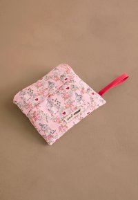 Párosított rózsaszín neszesszer virág- és karaktermintákkal, piros díszítésekkel, zárható fedéllel és oldalfüllel a könnyű hordozáshoz.