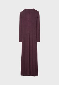 Dlhé, priliehavé šaty v hlbokom slivkovom odtieni vyrobené z mäkkej, textúrovanej tkaniny. Majú okrúhly výstrih a dlhé rukávy s centrálne umiestneným švom na chrbte.