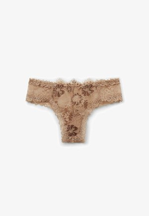 Beige kanten thong met florale patronen. Kenmerkt zich door delicate scalloped randen en een semi-doorzichtige textuur, wat zorgt voor een vrouwelijke uitstraling.