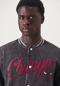 Mitchell & Ness NBA CHICAGO BULLS OVERSIZED VARSITY JACKET - Vereinsmannschaften - black