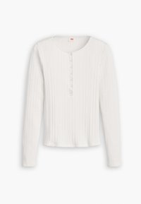 Weißes, geripptes Langarm-Henley-Shirt mit sieben Knöpfen auf der Vorderseite und einem runden Ausschnitt, flach auf einem weißen Hintergrund präsentiert.