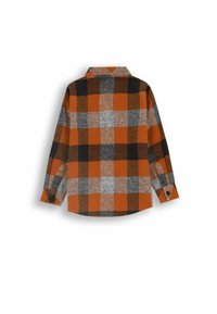 Pomarańczowa i czarna koszula flanelowa w kratę z długimi rękawami, zapinanymi mankietami i kołnierzykiem złożonym. Teksturowany materiał z wzorem w kratkę.