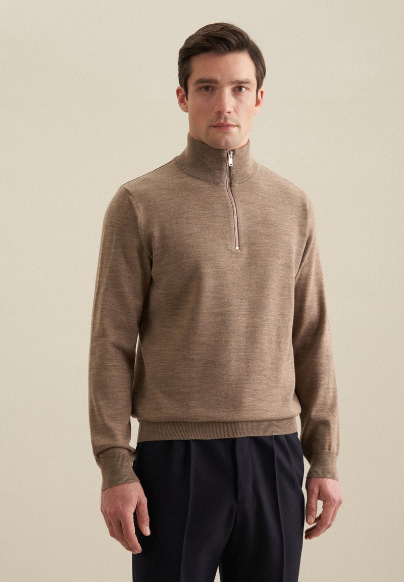 Brauner Halbzip-Pullover aus feinem Strick, mit gerippten Bündchen und Saum, hohem Kragen und subtilen Farbvariationen.