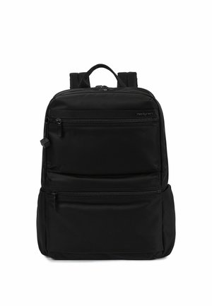 Sac à dos rectangulaire noir avec plusieurs compartiments zippés et bretelles rembourrées sur fond blanc.