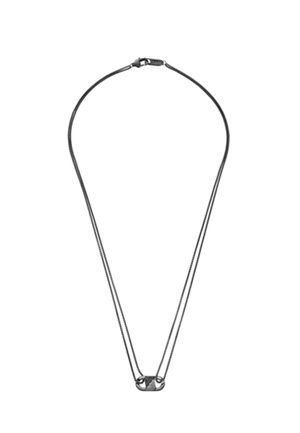 Collier en chaîne métallique au design épuré, présentant deux longueurs qui se rejoignent à un fermoir central texturé. Couleur : argent foncé.