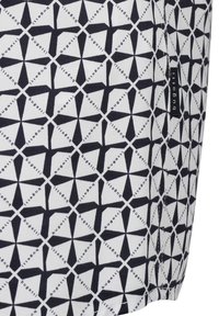 Weißer Stoff mit einem geometrischen Muster aus schwarzen Sternen und dem Text "bugatti" in wechselnden Ausrichtungen. Enthält ein kleines schwarzes Etikett.