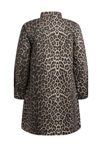 Abrigo de estampado de leopardo con cuello, mangas largas y corte recto. Confeccionado en una tela suave y texturizada. Los colores dominantes son negro y beige.