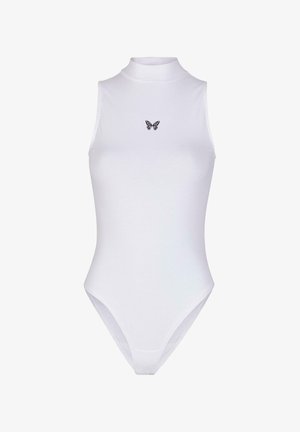 Bodysuit blanco sin mangas con un cuello alto, que presenta un pequeño bordado de una mariposa negra en el pecho, tejido suave y piernas de corte alto.