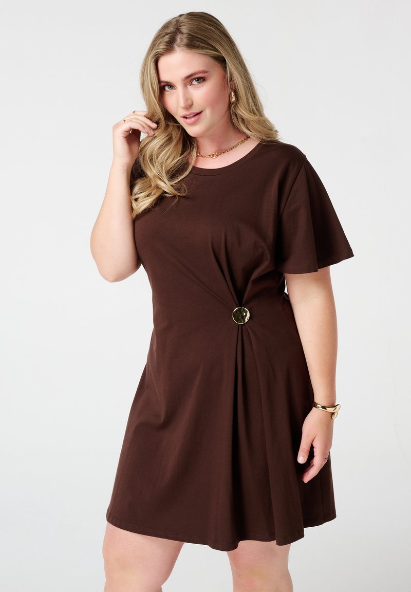 Robe en coton marron à manches courtes, décolleté rond et détail torsadé à la taille avec un accent rond en ton doré. Texture lisse.