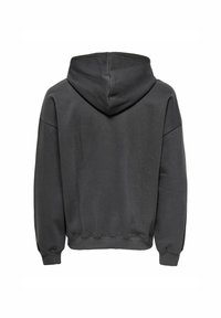 Sudadera gris oscura con mangas largas, puños acanalados y capucha, vista desde atrás sobre un fondo blanco liso.