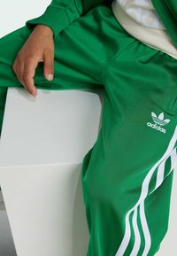 adidas Originals FIREBIRD UNISEX  - Verryttelyhousut - green
