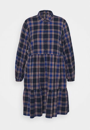 Długa sukienka z granatowej kratki w pomarańczowe i białe linie, zapinana z przodu na guziki, z talią marszczoną i wielowarstwową spódnicą.