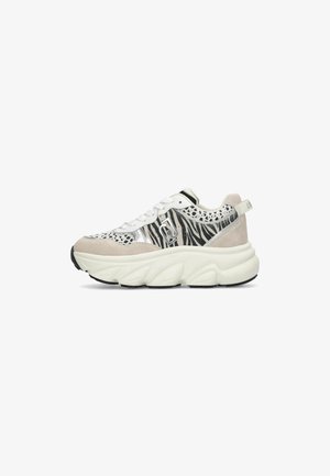 Fetziges, athletisches Sneaker-Modell in Weiß, Grau und Schwarz mit Zebra-Print. Mit Mesh-Einsätzen, Wildlederakzenten und dicker, weißer Sohle.