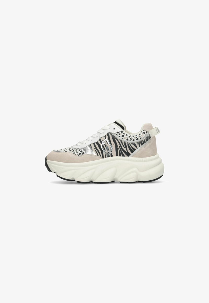 Sneaker atletico chunky in bianco, grigio e nero con stampa zebram. Presenta pannelli in rete, accenti in camoscio e una spessa suola bianca.