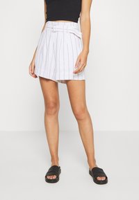 Witte gestreepte short met een hoge taille en riem, gemaakt van lichtgewicht stof. Kenmerken zijn verticale streepjes en een comfortabele pasvorm.