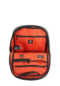 Mochila negra con un interior de un brillante color naranja que presenta un patrón topográfico, múltiples bolsillos con cremallera y etiquetas de marca.