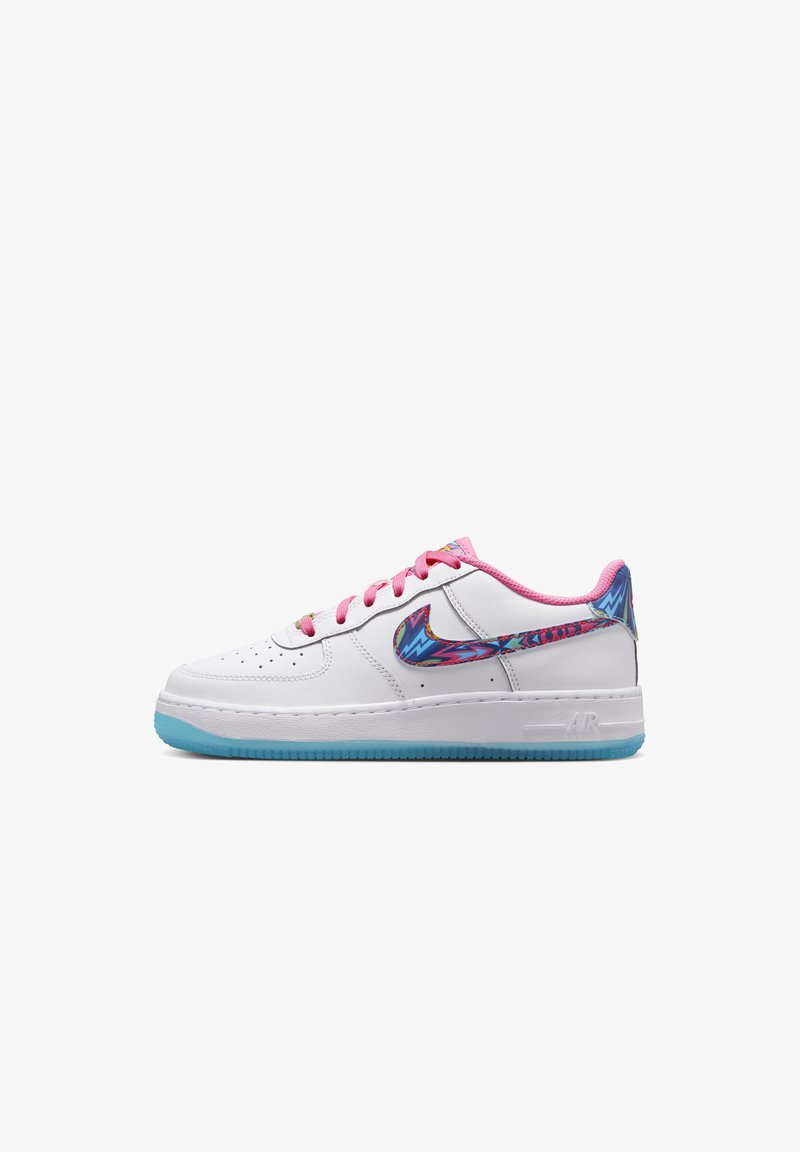 Weiße Sneaker mit pinken Schnürsenkeln, einem mehrfarbigen Zickzack-Muster auf dem Nike-Swoosh, pinker Innenausstattung und einer hellblauen Sohle.