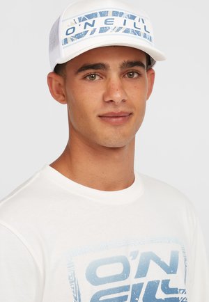 Casquette de baseball blanche avec un design graphique bleu clair et le texte "O'NEILL" sur le devant, portée avec un t-shirt blanc à col rond assorti.