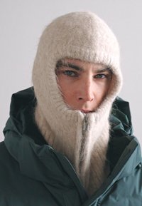 Holzweiler BALL FLUFFY BALACLAVA UNISEX - Megzta kepurė - sand