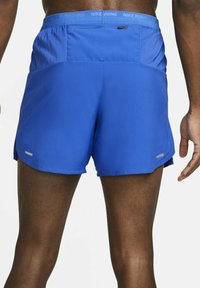 Blaue Sportshorts mit leichtem Design, reflektierendem Akzent, elastischem Bund und Schlitzsaum für verbesserte Beweglichkeit.