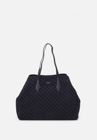 Granatowa torba typu tote z teksturowaną, pikowaną powierzchnią, wyposażona w dwa długie skórzane uchwyty oraz subtelne logo na środku.