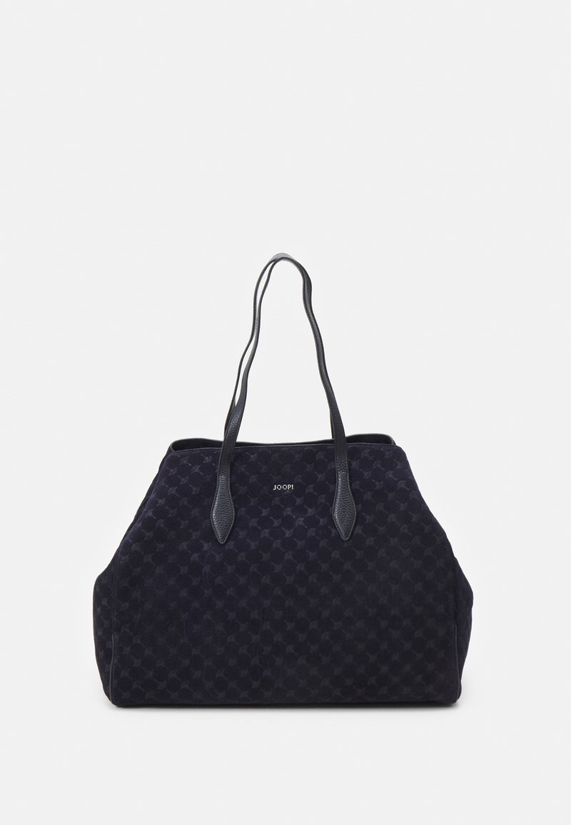 Granatowa torba typu tote z teksturowaną, pikowaną powierzchnią, wyposażona w dwa długie skórzane uchwyty oraz subtelne logo na środku.