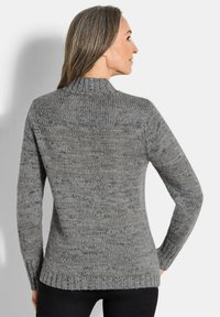 Grauer Strickpullover mit einem gerippten Kragen, langen Ärmeln und strukturiertem Stoff. Hat einen geraden Saum und eine lockere Passform.