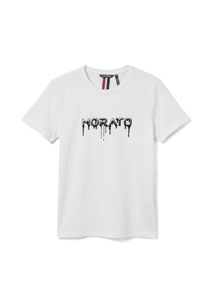 Wit T-shirt met korte mouwen met zwarte druppelvormige "MORATO" tekst in het midden van de borst en een ronde hals met een binnenlabel.