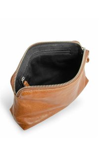 Brun läderpåse med dragkedjestängning, med en slät yta och svart tygfoder inuti. Inkluderar en liten innerficka med dragkedja.