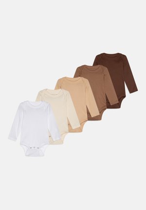 Conjunto de cinco bodies de manga longa para bebé em branco, creme e diferentes tons de castanho. Tecido suave com fechos de pressão na parte inferior.