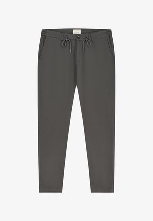 Grå bukser med snøring i livet, standard passform, flat foran, og sidelommer. Laget av et glatt stoff med et minimalistisk design.