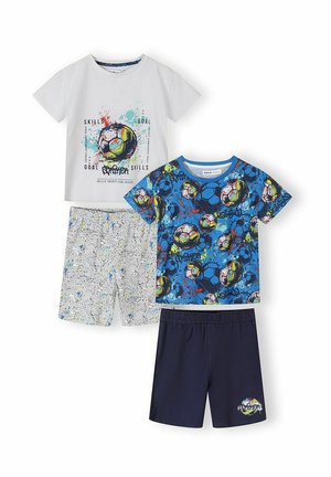 Deux t-shirts à manches courtes et deux shorts pour enfants, avec des motifs colorés de ballons de football et des éclaboussures de peinture.