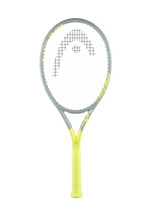 Grijze en gele tennisracket met zwarte snaren en een geel handvat, geïsoleerd op een witte achtergrond.